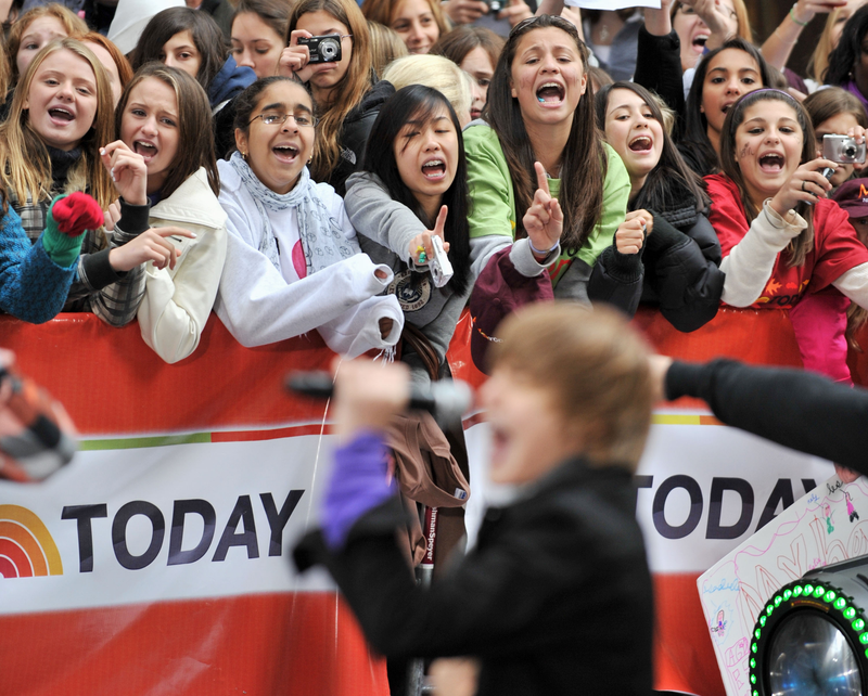 Fans watch Justin Bieber perform at the Today Show, 2009. Image via Getty.